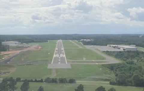 Approach to Runway 28