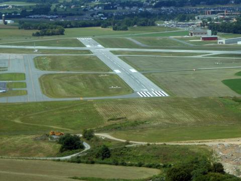 LNS - Lancaster Airport (32929) RNWY 31