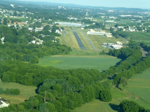 RWY 28 At Smoketown